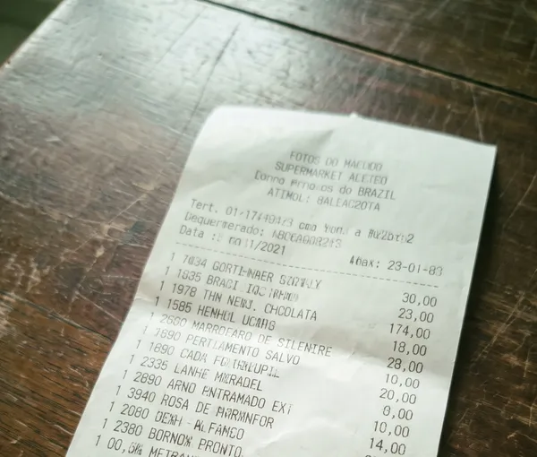 Foto de um cupom fiscal de supermercado